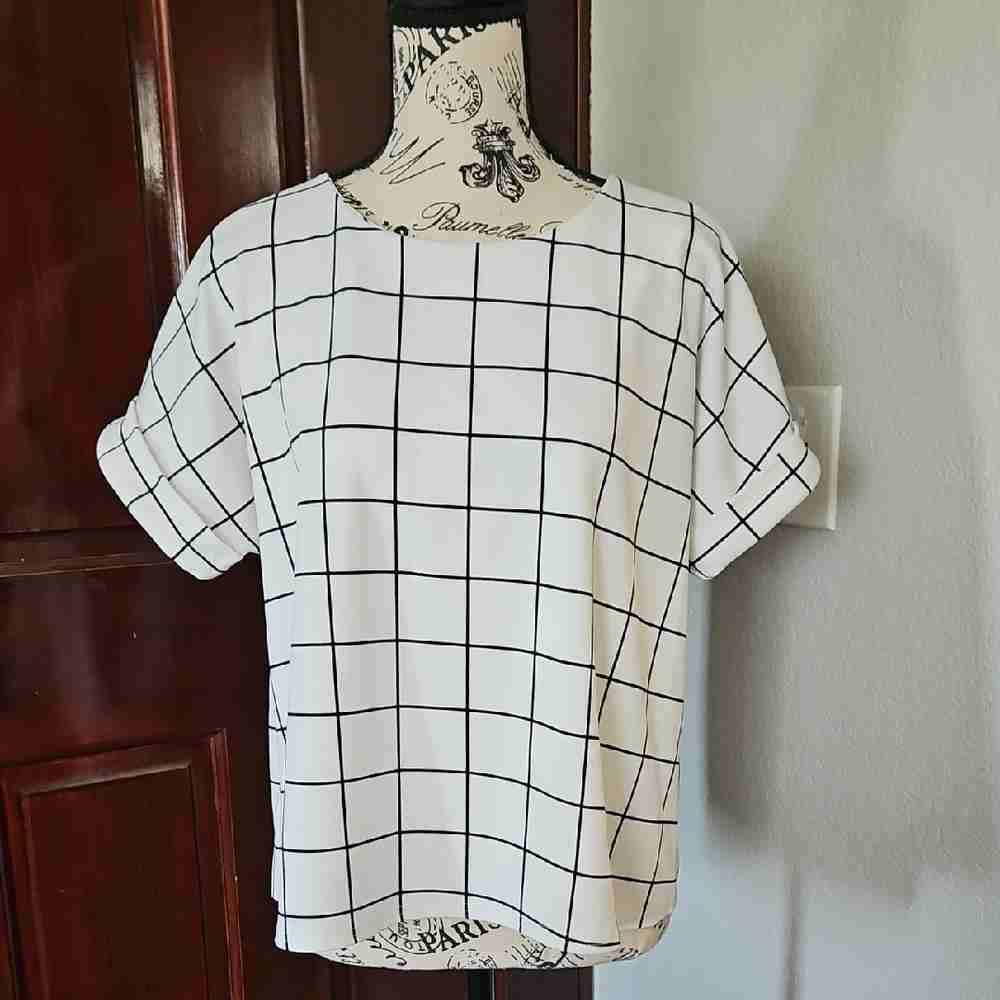 Elegant White Checkered Short Sleeve Top